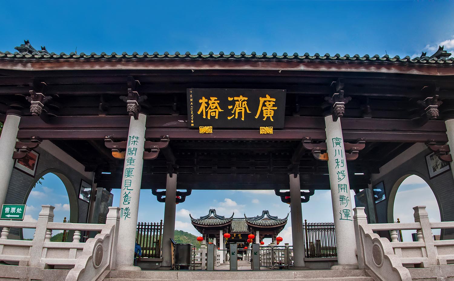 潮州市红木牌匾定制：寺庙宗祠,园林景观,创意招牌,抱柱对联